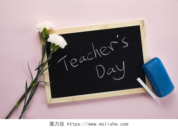 鲜花花朵教师节小黑板教学用具花束康乃馨在纯色背景纸上的场景素材俯视图